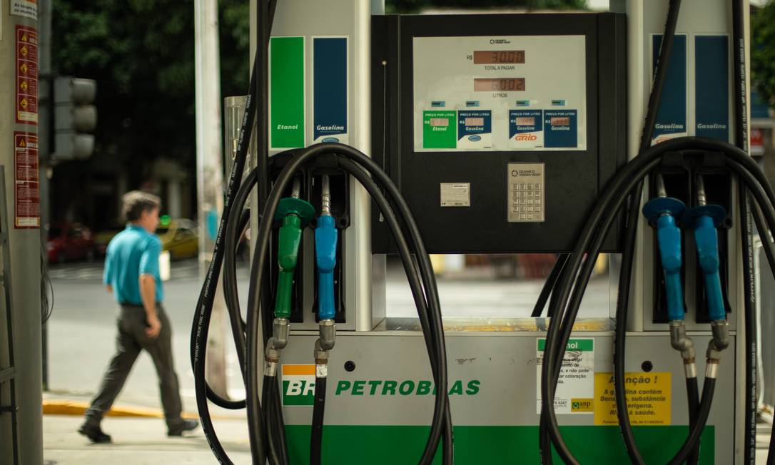 Combustível respondeu por quase metade da alta do índice no mês, de 0,25% sobre dezembro Foto: Brenno Carvalho / Agência O Globo