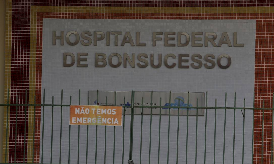 Placa informa não ter emergência no Hospital Federal de Bonsucesso, onde motorista morreu na porta Foto: Fabiano Rocha / Agência O Globo