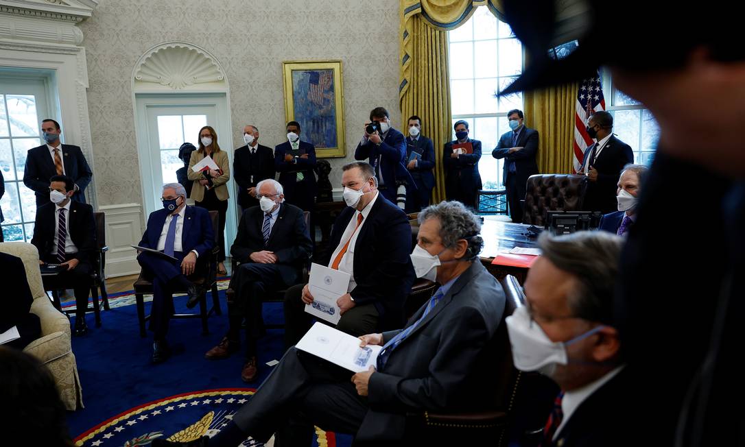O senador Bernie Sanders (de cabelos brancos) em um grupo de senadores recebidos por Biden e Kamala Harris no Salão Oval Foto: TOM BRENNER / REUTERS/03-02-2021