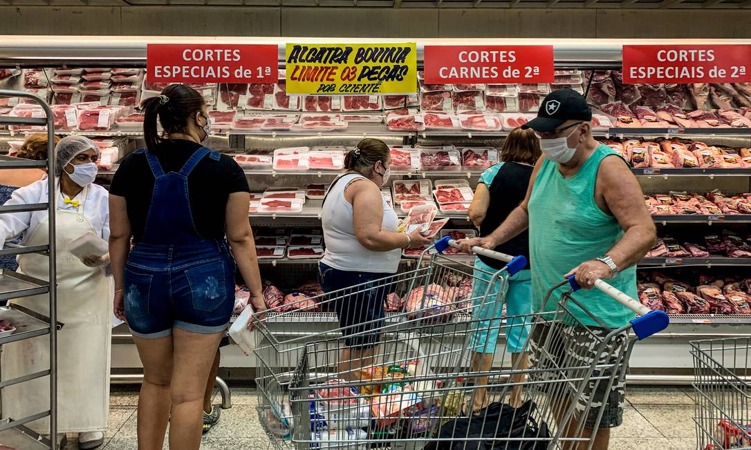 Consumidores na seção de carnes de supermercado na Zona Norte do Rio: produto segue com preço alto em 2021 Foto: Brenno Carvalho / Agência O Globo/10-9-2020