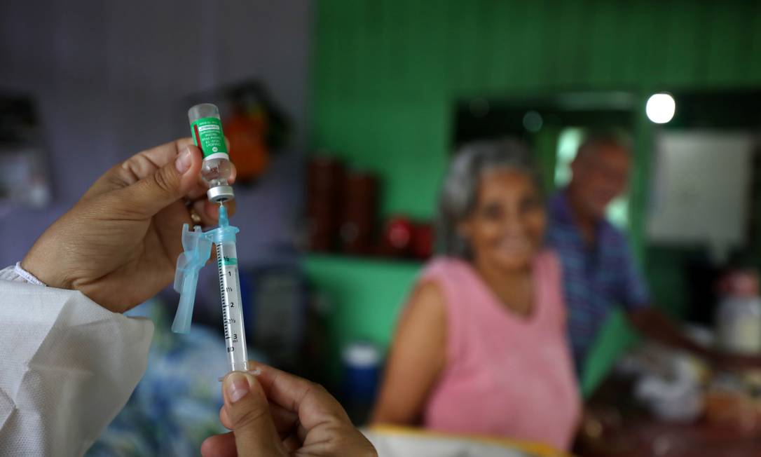 Agente municipal de saúde prepara dose da vacina AstraZeneca/Oxford na Reserva de Desenvolvimento Sustentável de Tupe nas margens do rio Negro em Manaus, Brasil, 9 de fevereiro de 2021 Foto: BRUNO KELLY / REUTERS