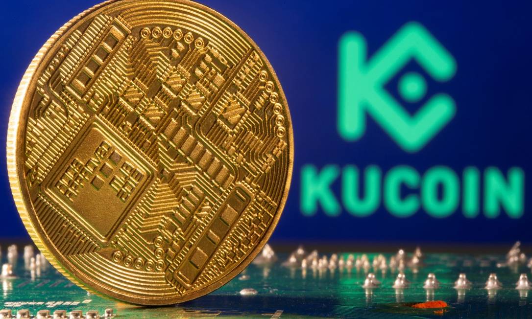 Representação da criptomoeda é vista na frente de um logotipo Kucoin. Foto: DADO RUVIC / REUTERSD