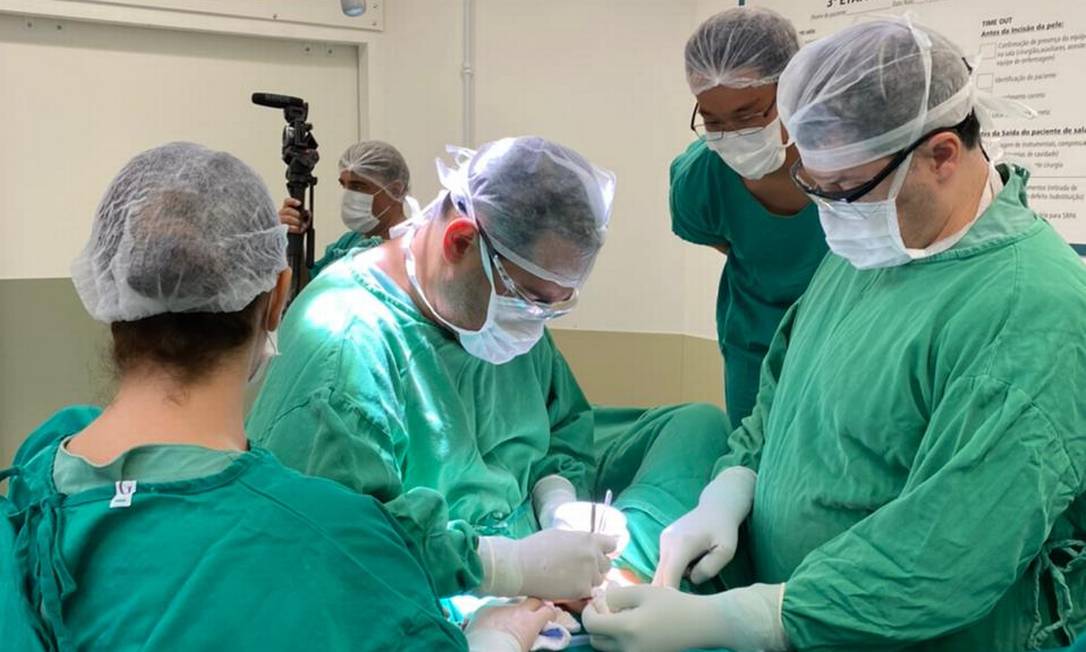 Gêmeas fazem cirurgia de redesignação sexual