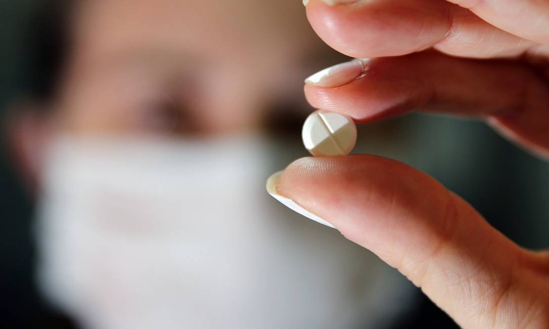 Profissional de saúde segura comprimido que faz parte do chamado "Kit Covid", sem eficácia comprovada Foto: DIEGO VARA / Reuters