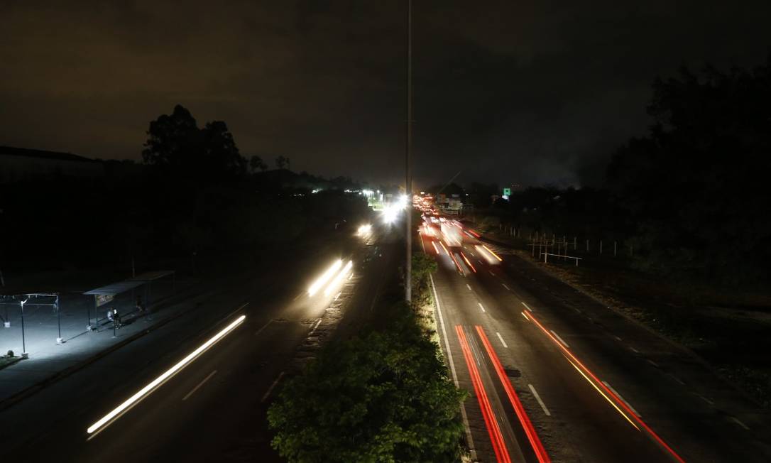 Breu: Avenida Brasil às escuras, na altura da Estrada do Mendanha, em Campo Grande: via foi recordista de reclamações no ano passado Foto: Roberto Moreyra / Agência O GLOBO