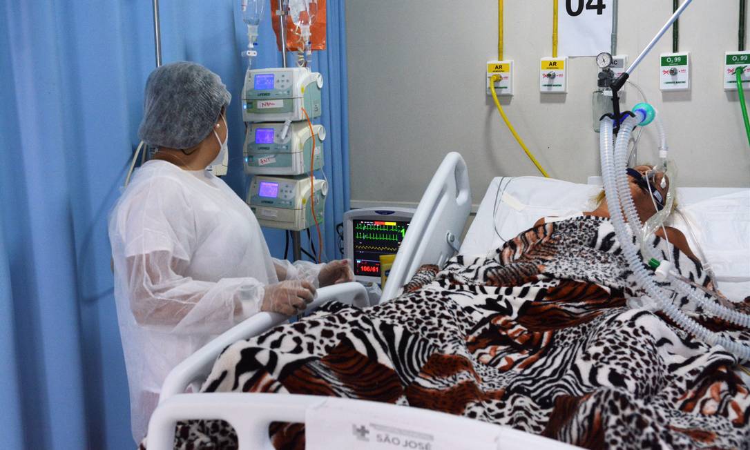 Paciente com Covid-19 em de UTI num hospital de Duque de Caxias (RJ) Foto: Jorge Hely/FramePhoto / Agência O Globo