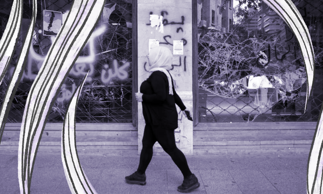 Mulher passa em frente a agência bancária fechada, em Beirute (12/11/2019): a violência doméstica dobrou no último ano no Líbano, e três casos de feminicídio causaram revolta entre as mulheres no país Foto: REUTERS/Andres Martinez Casares