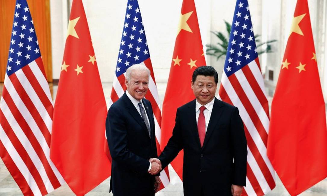 Presidente chinês, Xi Jinping, aperta a mão do então vice-presidente dos EUA, Joe Biden, à esquerda, dentro do Grande Salão do Povo em Pequim, em 04/12/2011. Os dois conversaram pela primeira vez, após a eleição americana. Foto: POOL New / REUTERS