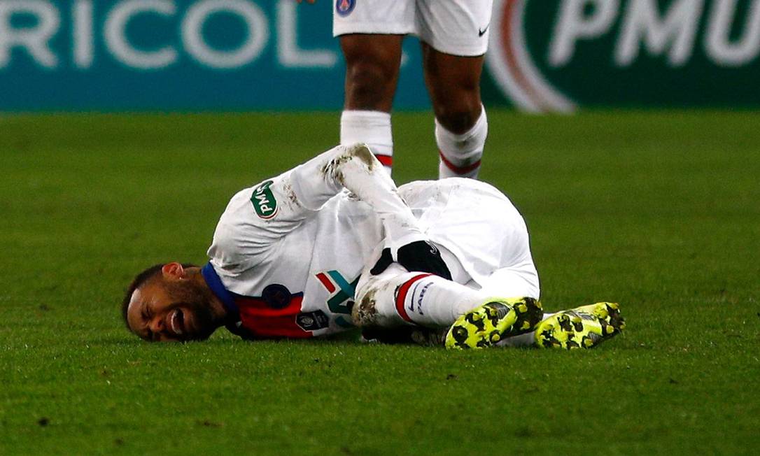 Neymar se contorce após contusão no Michel-d'Ornano Stadium Foto: SAMEER AL-DOUMY / AFP