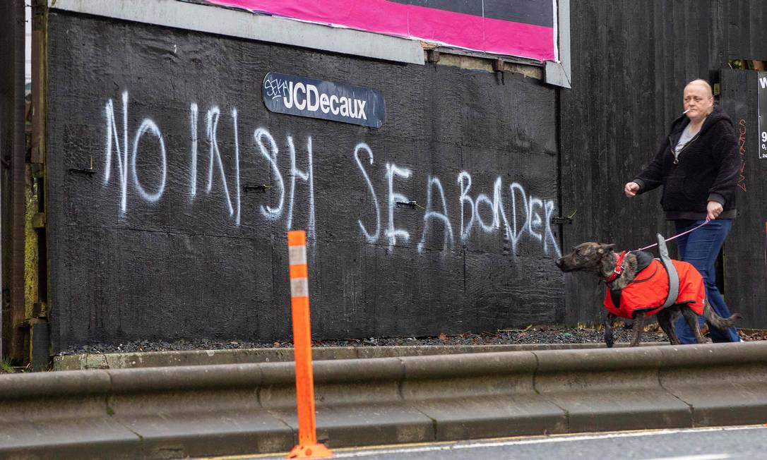 "Sem barreira no Mar da Irlanda": graffiti é visto em uma área unionista no Sul de Belfast perto da fronteira marítima Foto: PAUL FAITH / AFP/02-02-2021