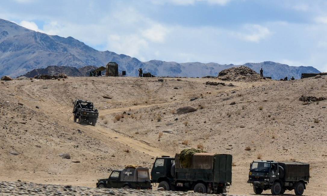 Soldados do exército indiano dirigem veículos no território da união de Ladakh. Índia disse chegado a um acordo com a China para ambos recuarem parte de sua contestada fronteira do Himalaia. Foto: MOHD ARHAAN ARCHER / AFP
