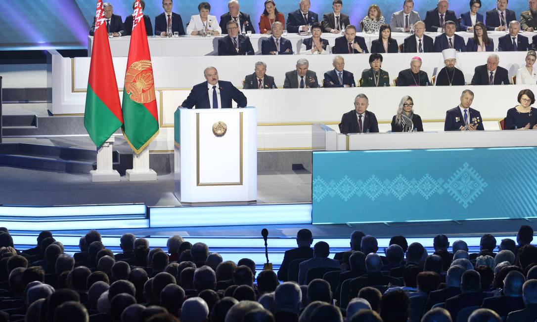 Presidente da Bielorrússia, Alexander Lukashenko, durante discurso em congresso que discutirá mudanças constitucionais Foto: PAVEL ORLOVSKY / AFP