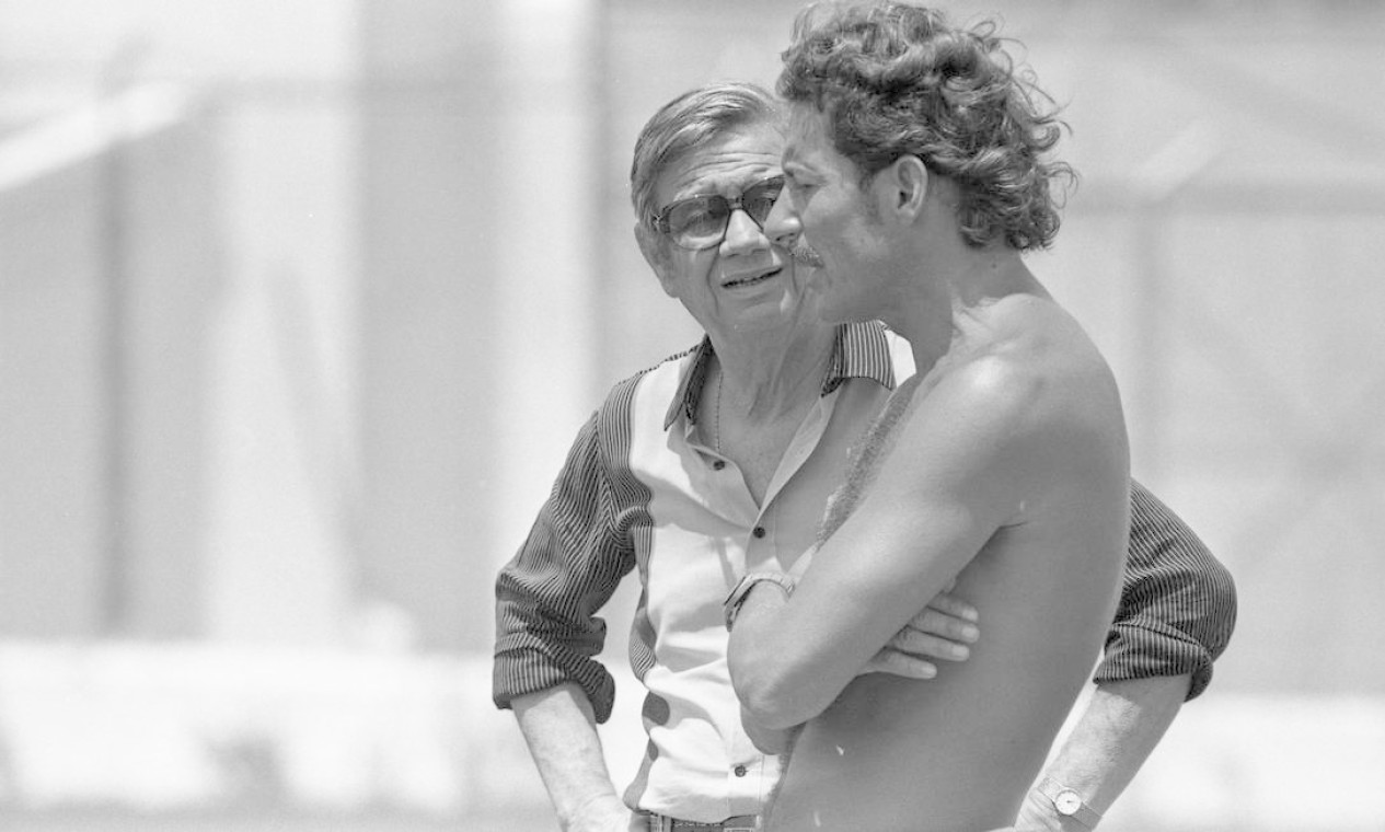 Castor de Andrade conversa com Moisés em treino do Bangu, em 1984 Foto: Jorge Marinho 17-10-1984
