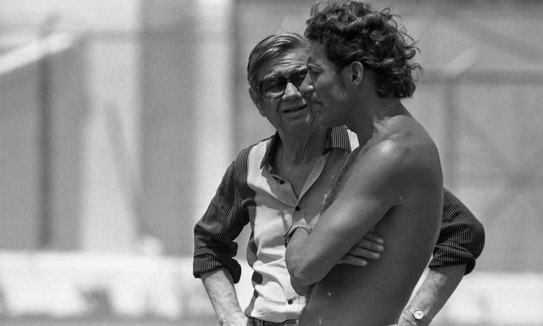 Castor de Andrade conversa com Moisés em treino do Bangu, em 1984 Foto: Jorge Marinho 17-10-1984