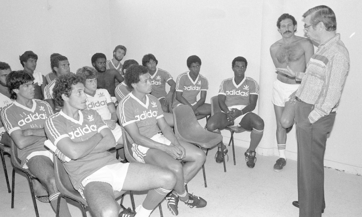 Castor de Andrade conversa com os jogadores do Bangu, na década de 1980 Foto: Arquivo O Globo