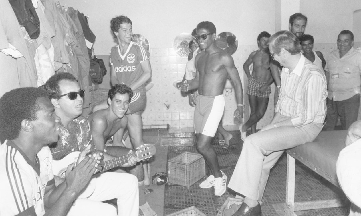 Castor de Andrade no vestiário do Bangu, em roda de samba Foto: Eurico Dantas 20/07/1984