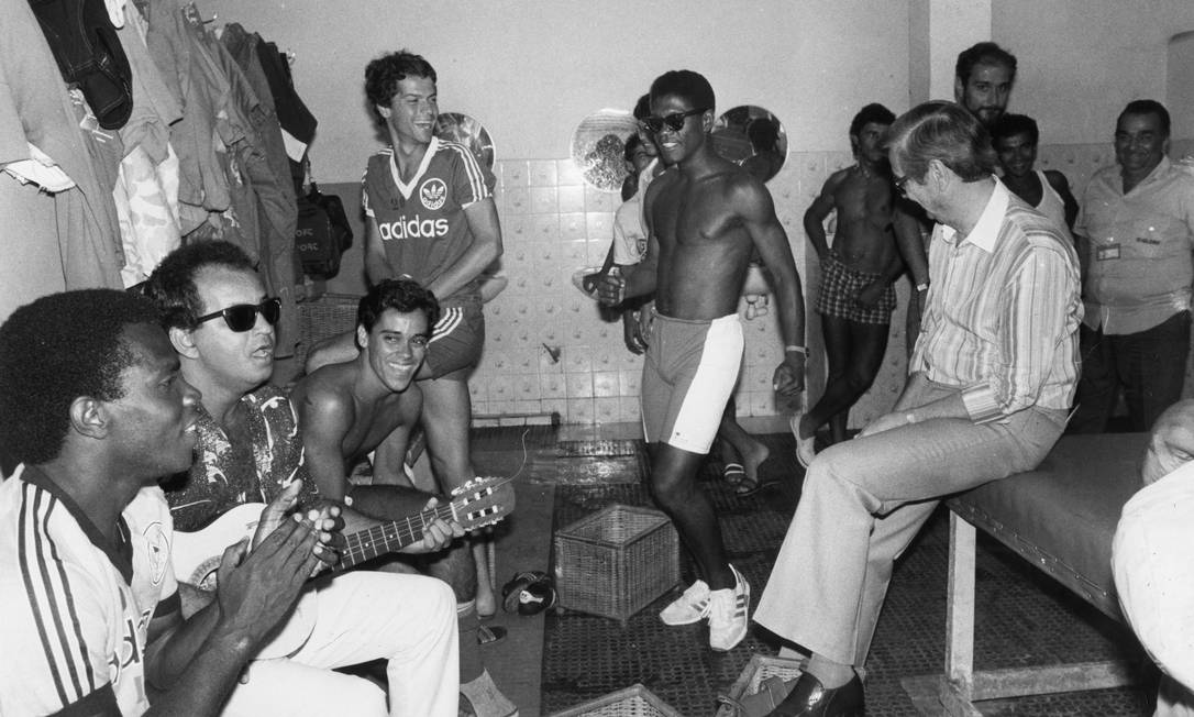 Castor de Andrade no vestiário do Bangu, em roda de samba Foto: Eurico Dantas 20/07/1984