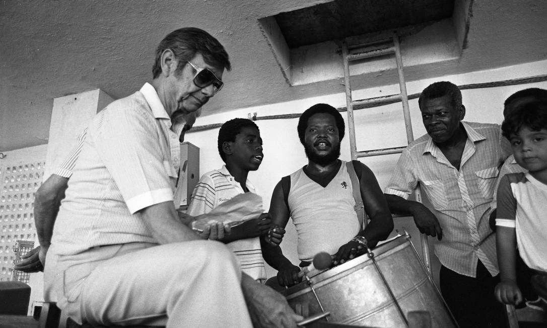 Castor de Andrade participa de roda de samba, em 1983 Foto: Jorge Marinho / 25/11/1983