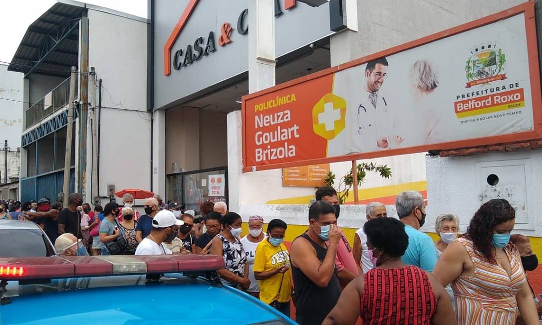 Policlínica Neuza Brizola com longa fila para vacinação contra a Covid-19 Foto: Cíntia Cruz / Agência O Globo