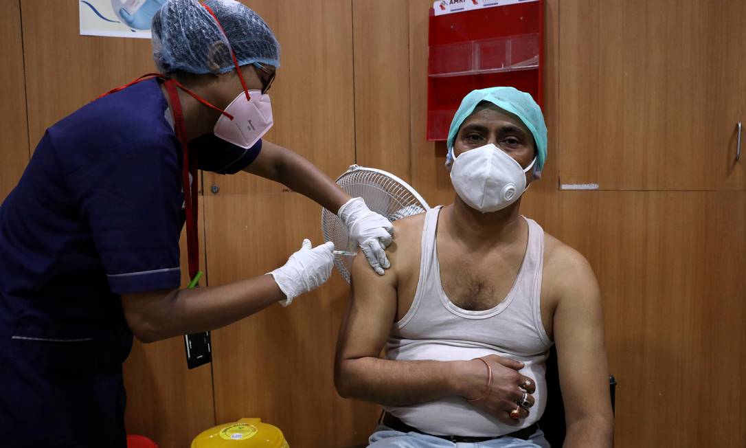 Profissional de saúde é vacinado com fórmula da AstraZeneca em hospital de Kolkata, na Índia, no dia 1º de fevereiro Foto: RUPAK DE CHOWDHURI / REUTERS