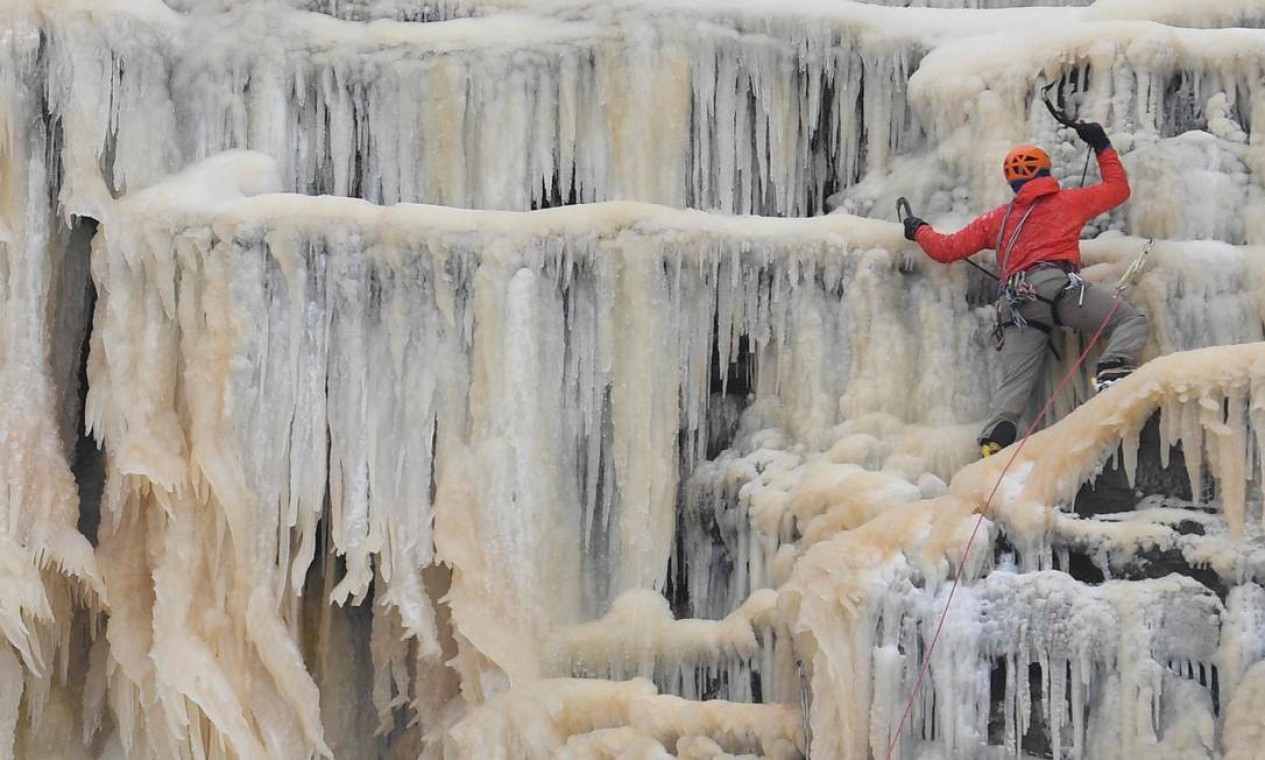 Cachoeira em parque nacional congelou devido às baixas temperaturas que atingem diversos países da Europa Foto: OLI SCARFF / AFP - 12/02/2021