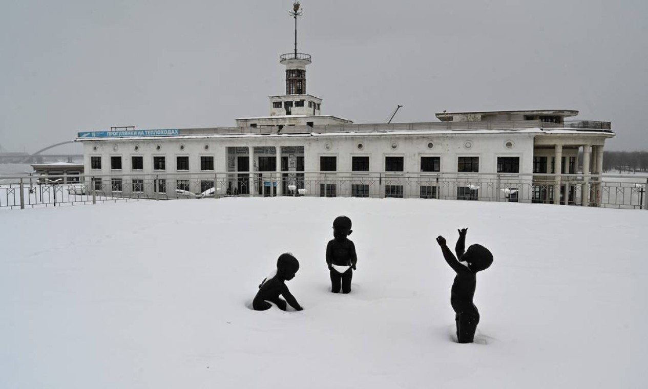 Esculturas são vistas em uma praça coberta de neve na capital ucraniana, Kiev Foto: SERGEI SUPINSKY / AFP - 12/02/2021