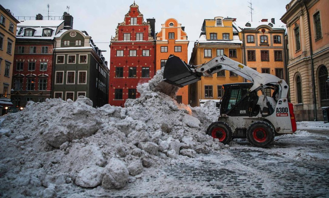 Trator remove neve na praça Stortorget, na cidade velha de Stockholms Foto: JONATHAN NACKSTRAND / AFP - 11/02/2021