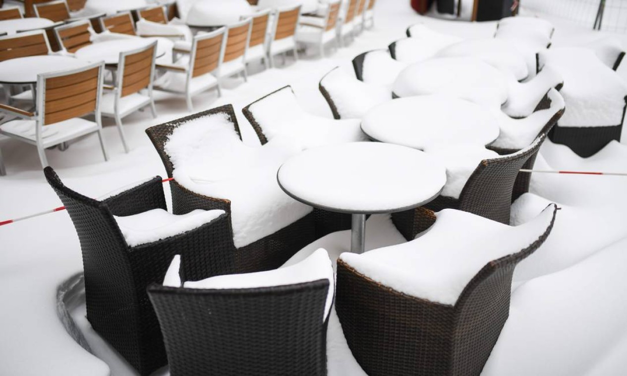 Cadeiras e mesas cobertas de neve de um restaurante fechado na cidade de Muenster, oeste da Alemanha Foto: INA FASSBENDER / AFP - 10/02/2021