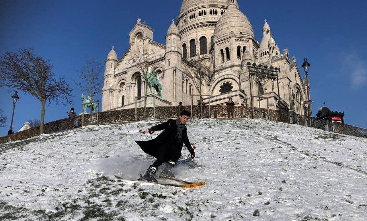 Homem desce de esqui a colina de Montmartre, perto da Basílica do Sagrado Coração, em Paris Foto: ANTONY PAONE / REUTERS 10/02/2021