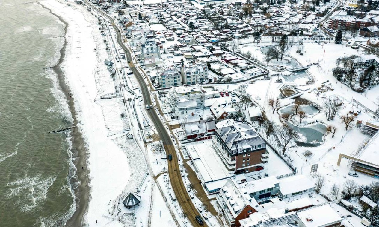 Vista aérea do interior da cidade coberto de neve e a praia de Haffkrug, Schleswig-Holstein, norte da Alemanha Foto: AXEL HEIMKEN / AFP 10/02/2021