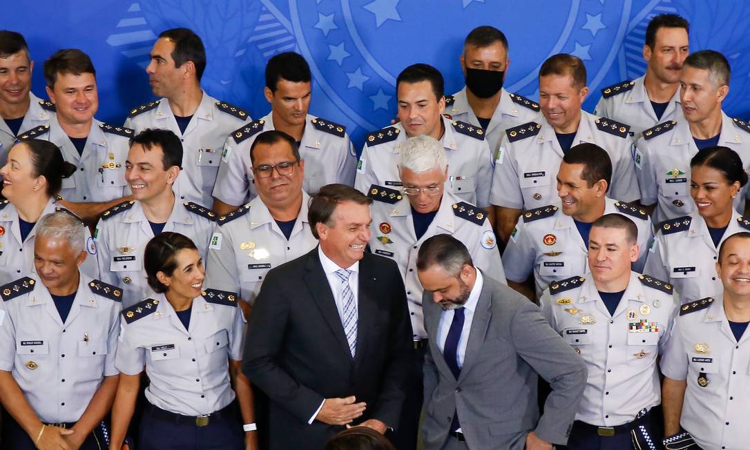 O presidente Jair Bolsonaro recebe policiais militares do Distrito Federal no Palácio do Planalto Foto: Anderson Riedel/Presidência