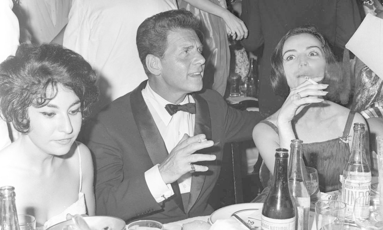 Os atores Jean Pierre Aumont e Marisa Pavan no baile de 1961 Foto: Arquivo