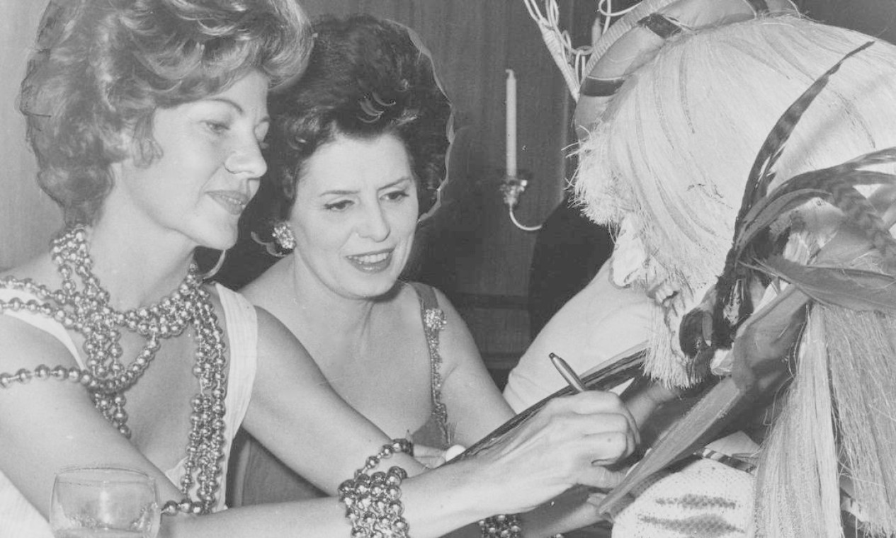 A atriz Rita Hayworth autografa a fantasia de um folião em 1962 Foto: Jorge Peter / Agência O Globo