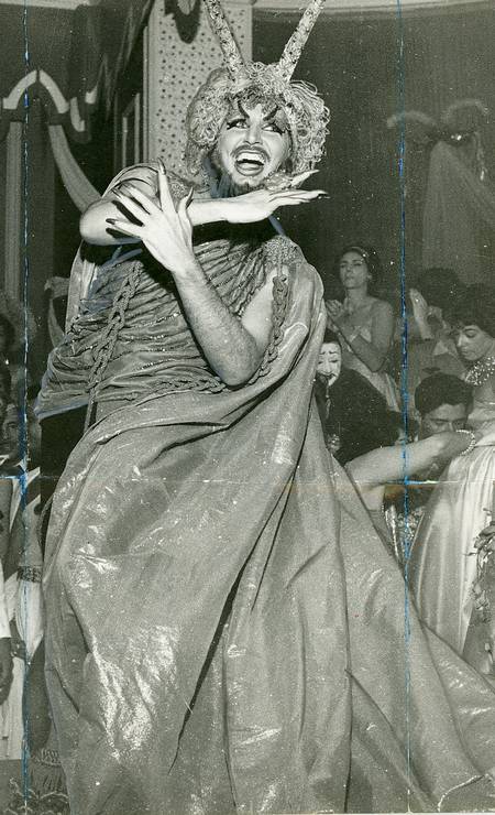 Clóvis Bornay desfila com a fantasia Demônio dos Olhos Verdes, no baile do Copacabana Palace, em 1959 Foto: José Santos / Agência O Globo
