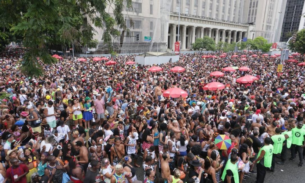 No ano passado, no mesmo ponto da Antônio Carlos, milhares se aglomeravam Foto: Márcio Alves / Agência O Globo