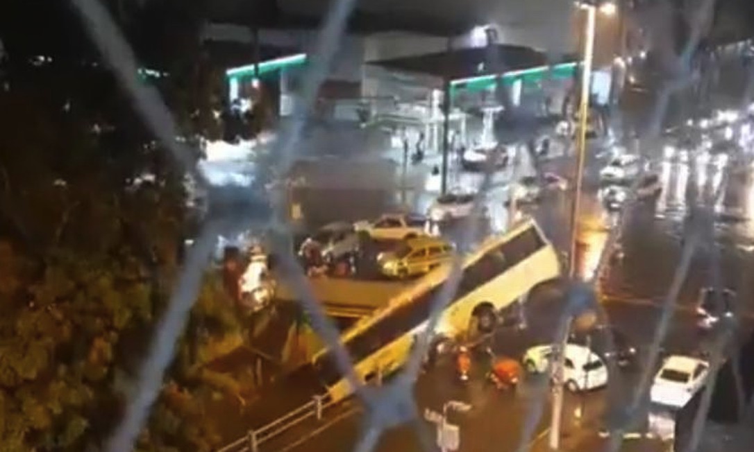 maracana Ônibus cai dentro de canal no Maracanã, na Zona Norte do Rio  No momento do acidente, local estava sob forte chuva