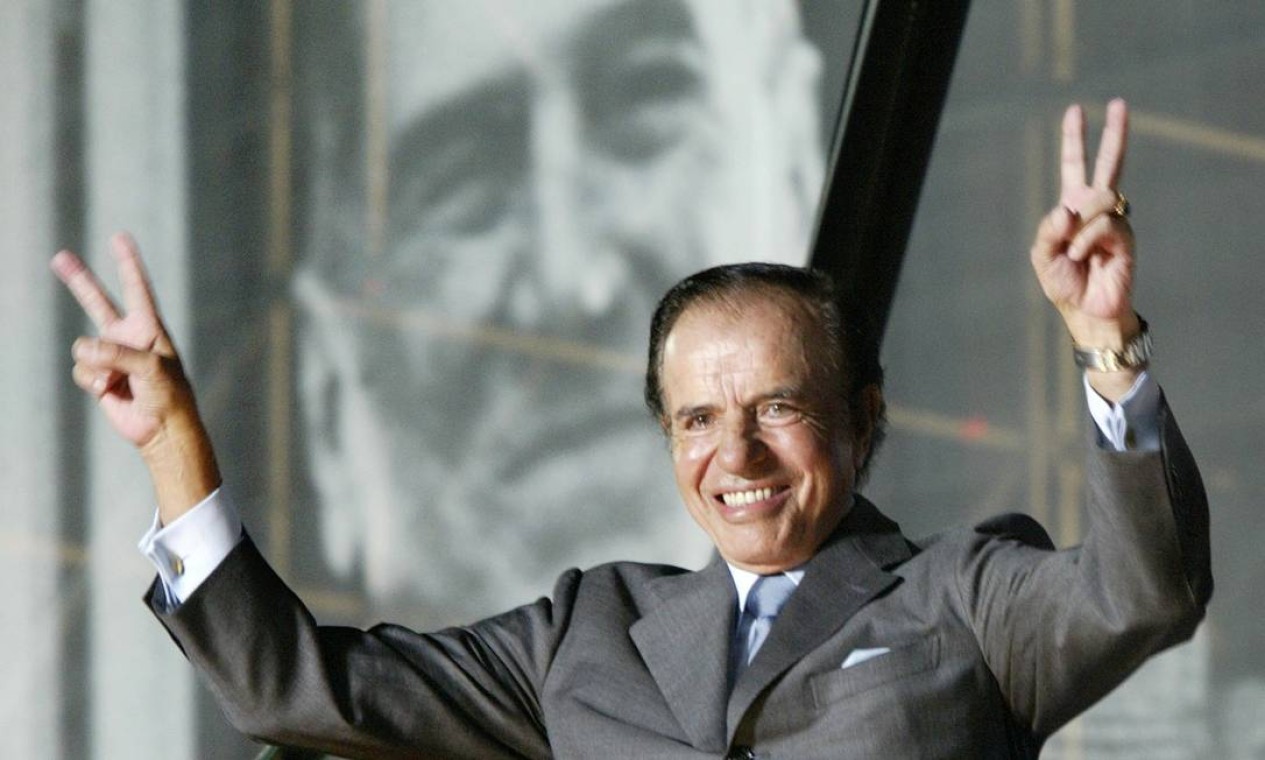 O ex-presidente Carlos Menem durante campanha para voltar ao poder em abril de 2003, no Estádio do River Plate, em Buenos Aires. Menem morreu neste domingo, em uma clínica de Buenos Aires, aos 90 anos, vítima de uma infecção que se complicava com problemas cardíacos Foto: Reuters Photographer / REUTERS