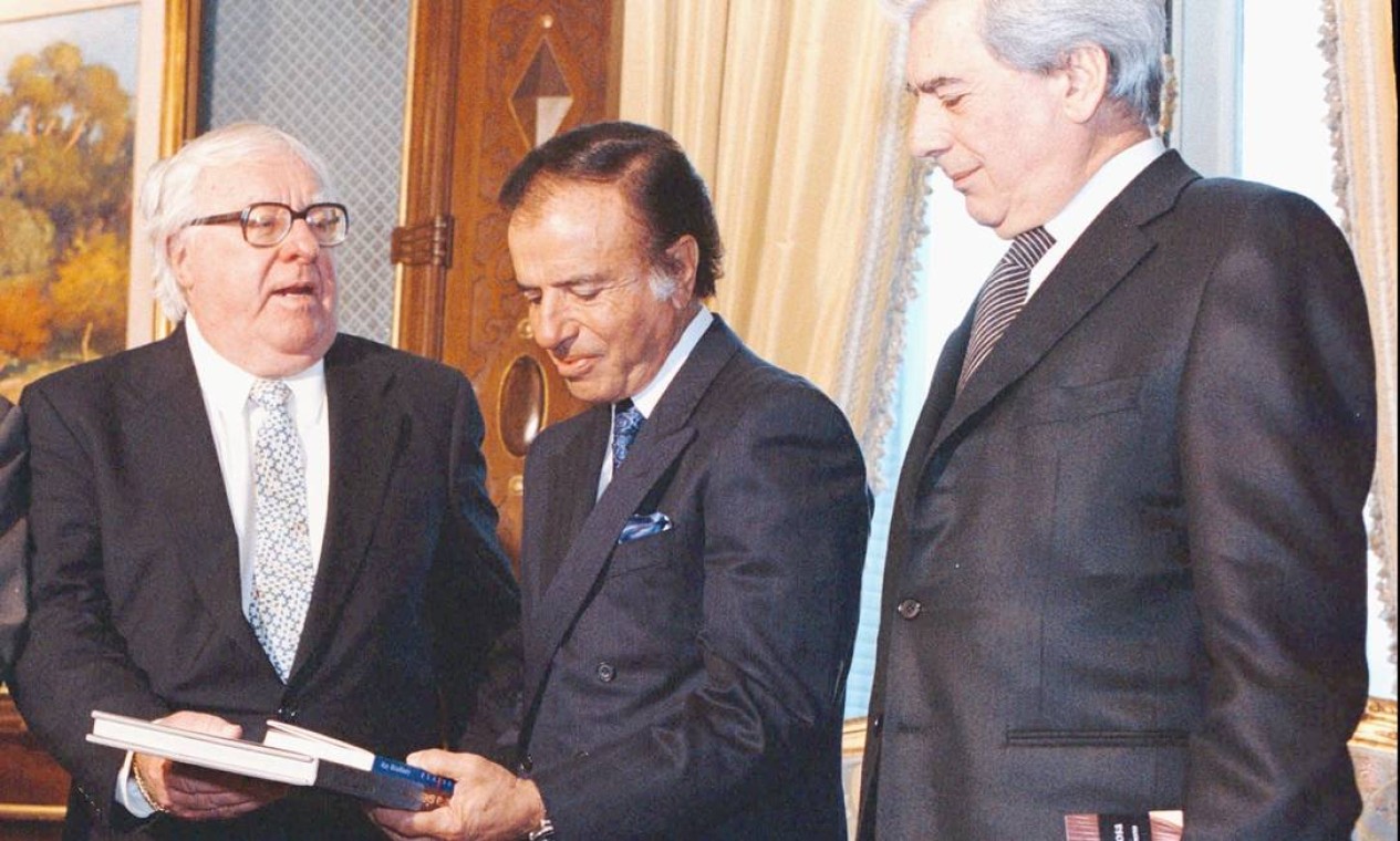 Carlos Menem e os escritores Ray Bradbury e Mario Vargas, em abril de 1997, por ocasião da Feira Internacional do Livro Foto: Daniel Pazos / AP