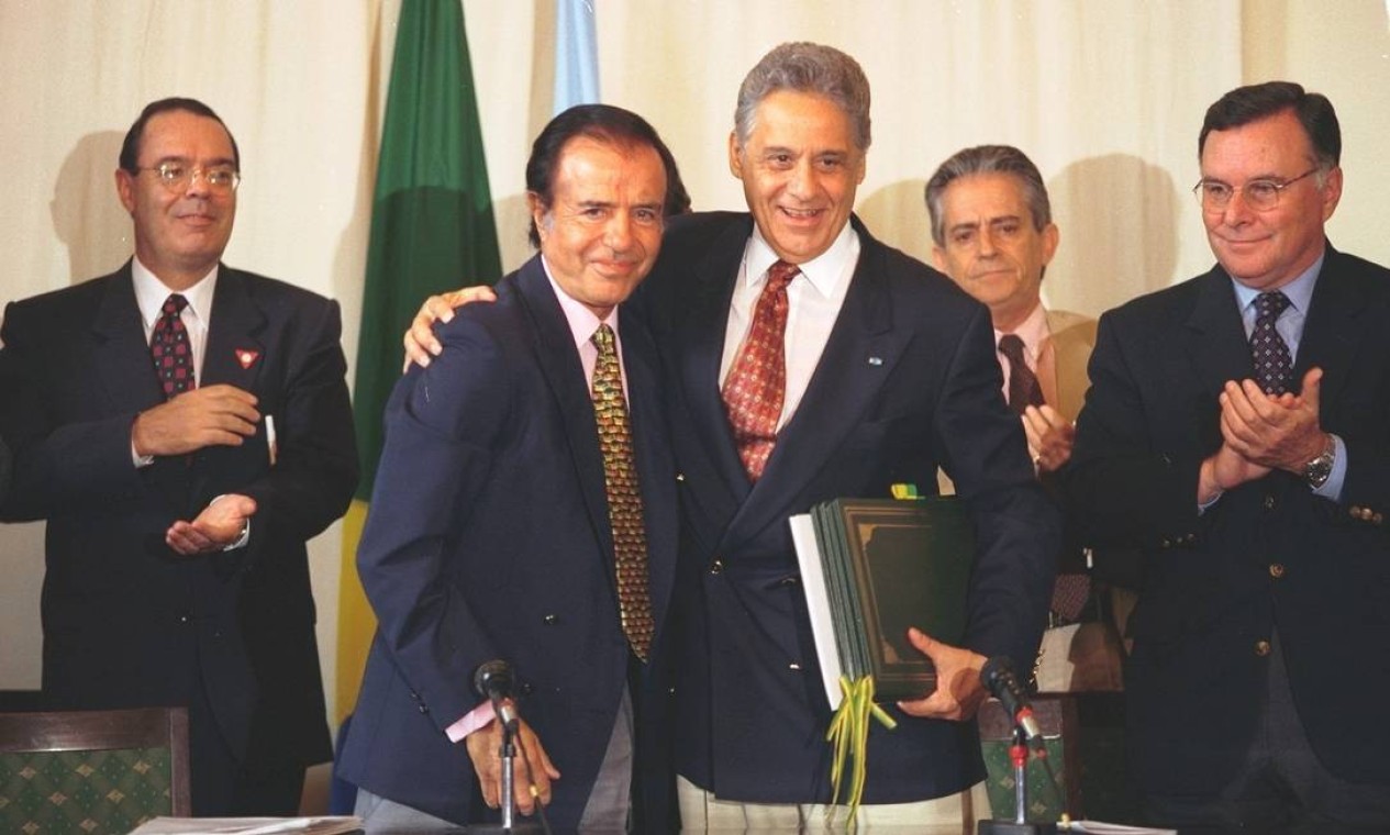 Carlos Menem em encontro com o presidente brasileiro, Fernando Henrique Cardoso, em 1997 Foto: Marco Antônio Rezende / Agência O Globo