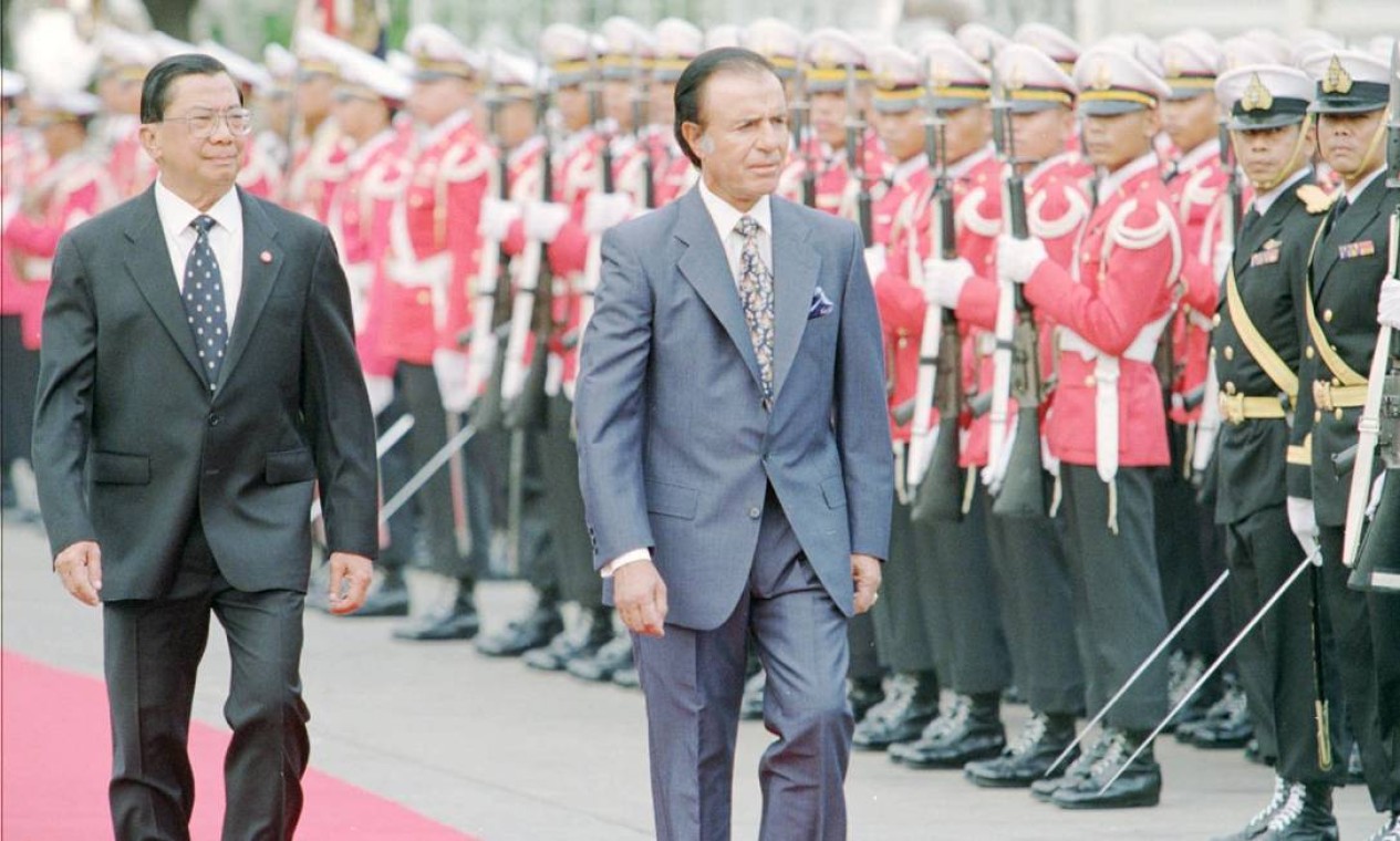 O presidente Carlos Menem, à direita, e o primeiro-ministro tailandês, Chavalit Yongchaiyudh, na Casa do Governo, em Bangkok, em 1997 Foto: Charles Dharapak /  