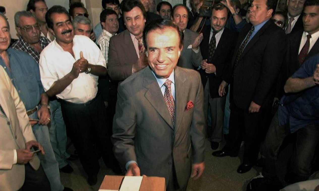 O presidente argentino Carlos Menem vota em outubro de 1997, em sua terra natal, La Rioja, norte da Argentina, nas eleições nacionais para renovar metade das cadeiras na Câmara dos Deputados do Congresso Foto: Reuters
