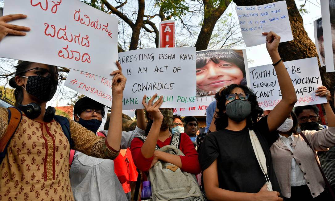 Manifestantes protestam contra a prisão da ativista Disha Ravi em Bangalore, Índia Foto: SAMUEL RAJKUMAR / REUTERS/15-02-2021