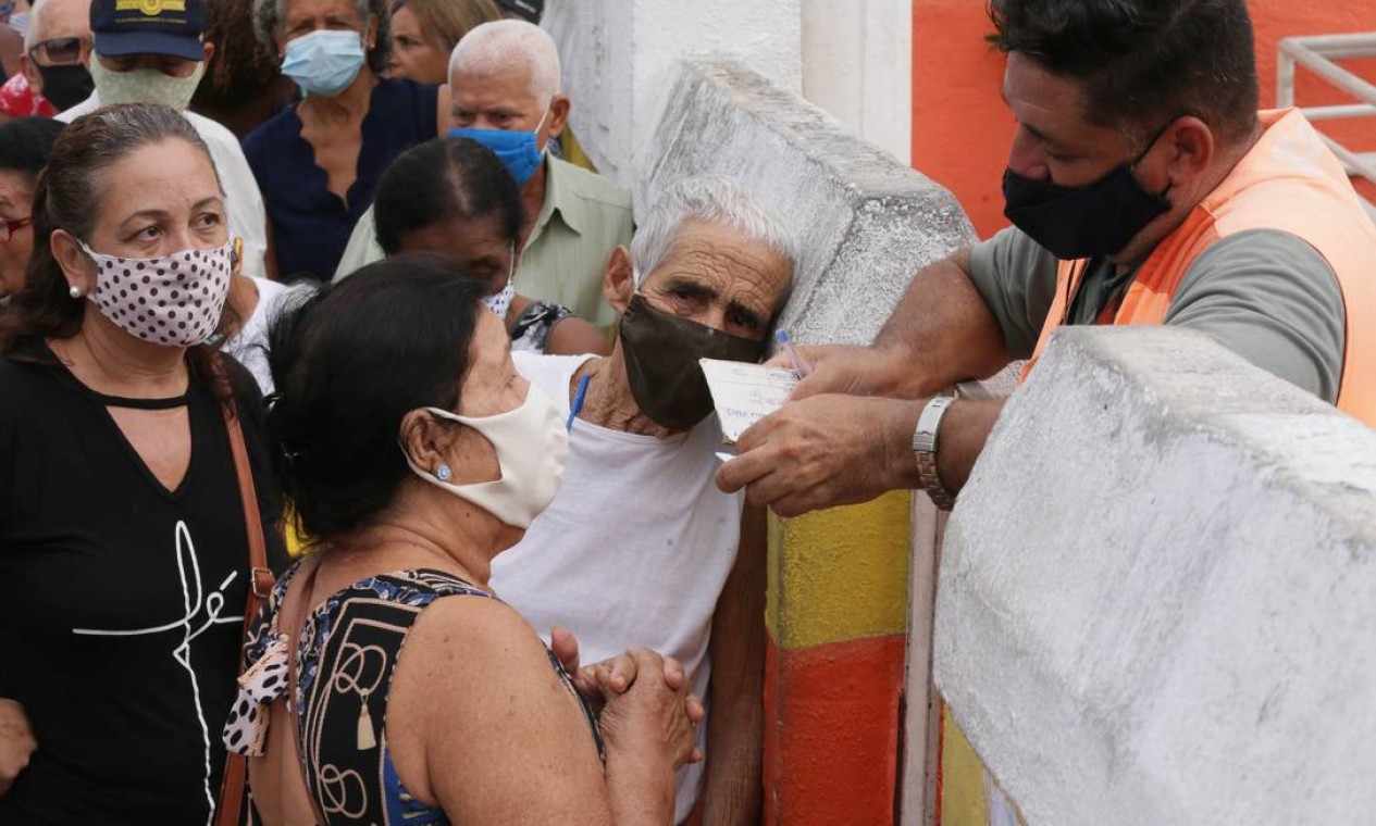 Idosos se aglomeram em fila para receber vacinação no Posto Neuza Brizola, no centro de Belford Roxo, Baixada Fluminense Foto: Cléber Júnior / Agência O Globo