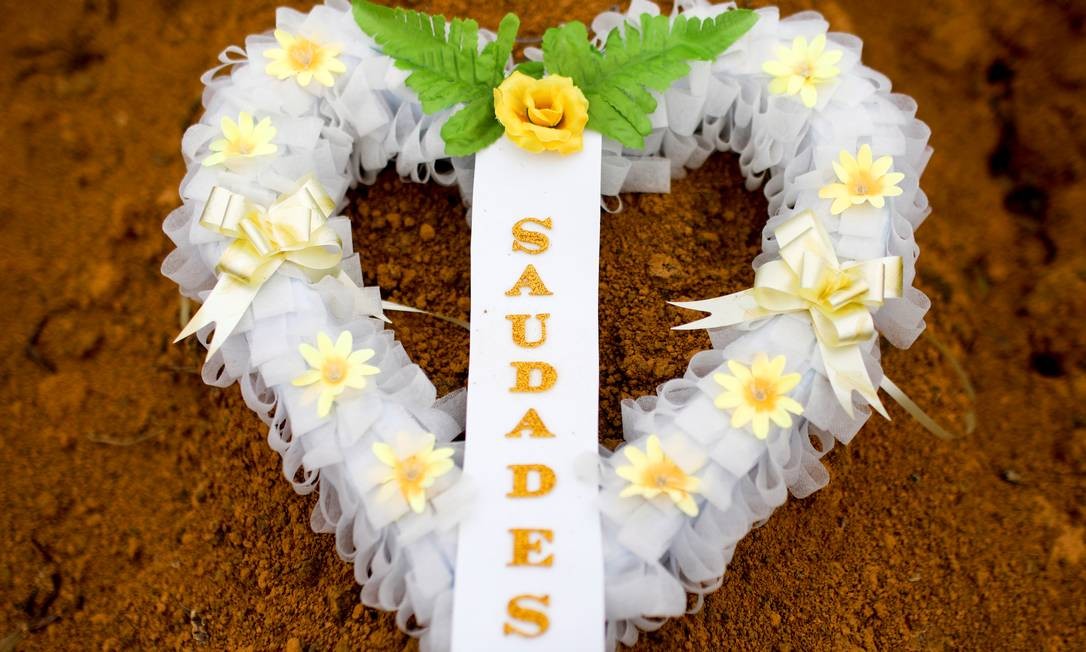 Coroa de flores em homenagem a vítimas da Covid-19 em cemitério de Manaus Foto: Bruno Kelly/Reuters/13-5-2020