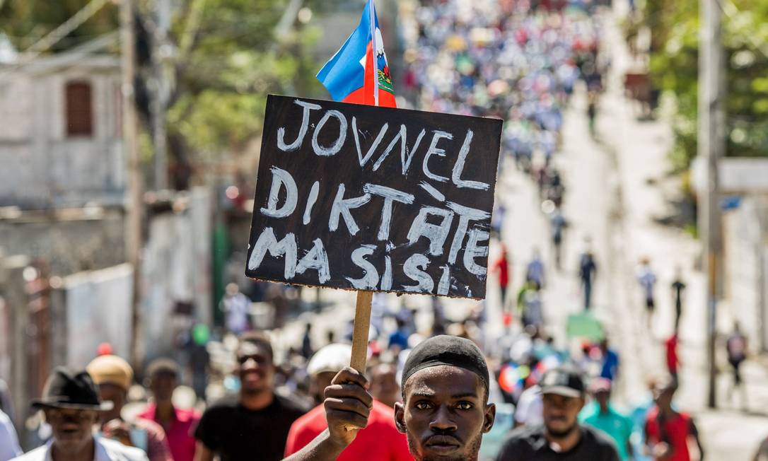 Manifestantes protestam contra a permanência de Jovenel Moïse, em Porto Príncipe Foto: VALERIE BAERISWYL / AFP