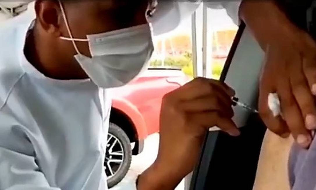 Vídeo feito pela família mostra rapaz aplicando vacina no posto drive-thru da Barra, mas líquido não foi injetado Foto: Reprodução