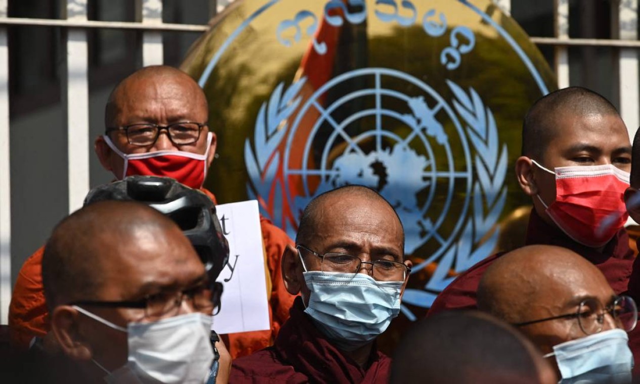 Monges budistas participam de uma protesto contra o golpe militar em Mianmar, em frente ao escritório das Nações Unidas (ONU), na capital Yangon Foto: SAI AUNG MAIN / AFP