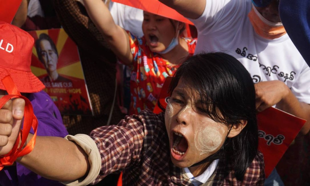 Manifestantes gritam slogans em uma manifestação contra o golpe militar em frente ao Banco Central de Mianmar, em Yangon Foto: SAI AUNG MAIN / AFP