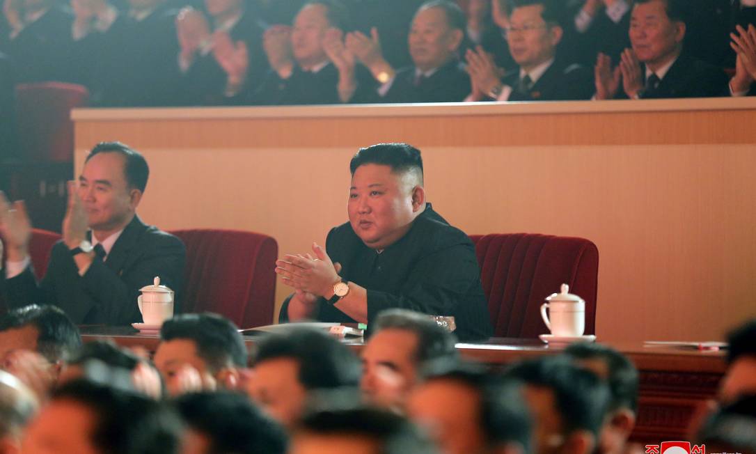 O líder norte-coreano Kim Jong Un assiste a uma apresentação do Ano Novo Lunar em Pyongyang, Coreia do Norte Foto: KCNA / via REUTERS/12-02-2021