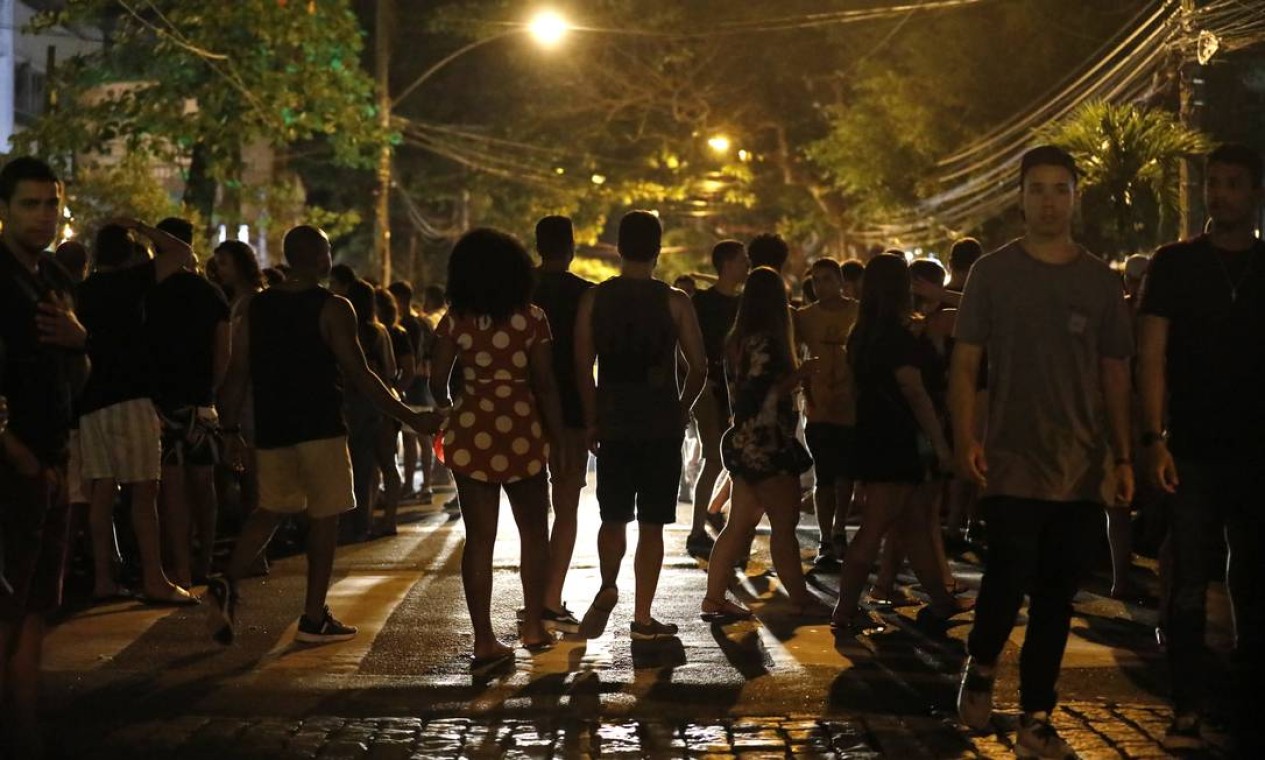 Avenida Olegário Maciel, na Barra da Tijuca, manteve-se movimentada, apesar do cancelamento da folia devido à pandemia Foto: Luiza Moraes / Agência O Globo